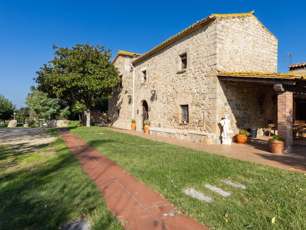 MASIA CATALANA EN VENDA A LLAGOSTERA – MÉS DE 7 HECTÀREES DE TERRENY, LLICÈNCIA TURÍSTICA, PISCINA I CAMP DE FUTBOL - Image 1