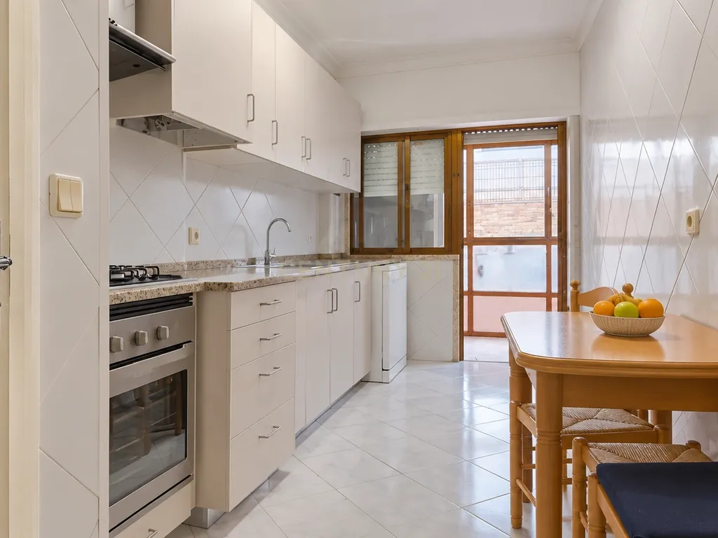 Apartamento T1 com Terraço, Sto António Caparica - Image 3