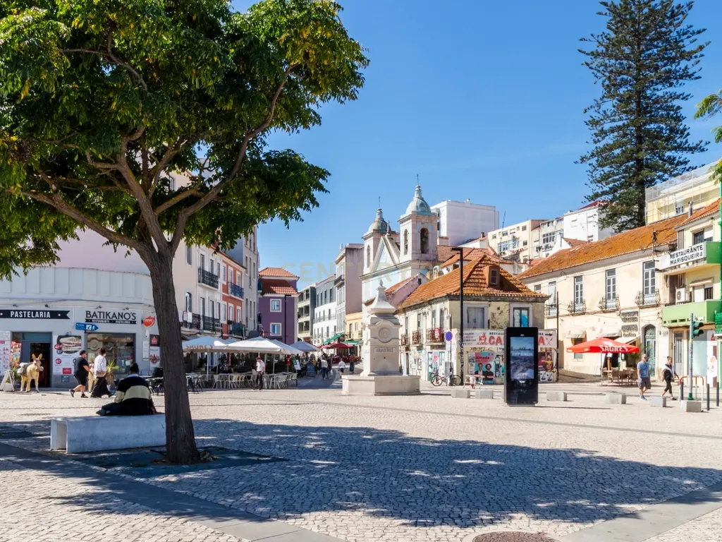 T2 com Potencial no Coração de Cacilhas Prático, Central e com o Charme da Tradição - Image 29