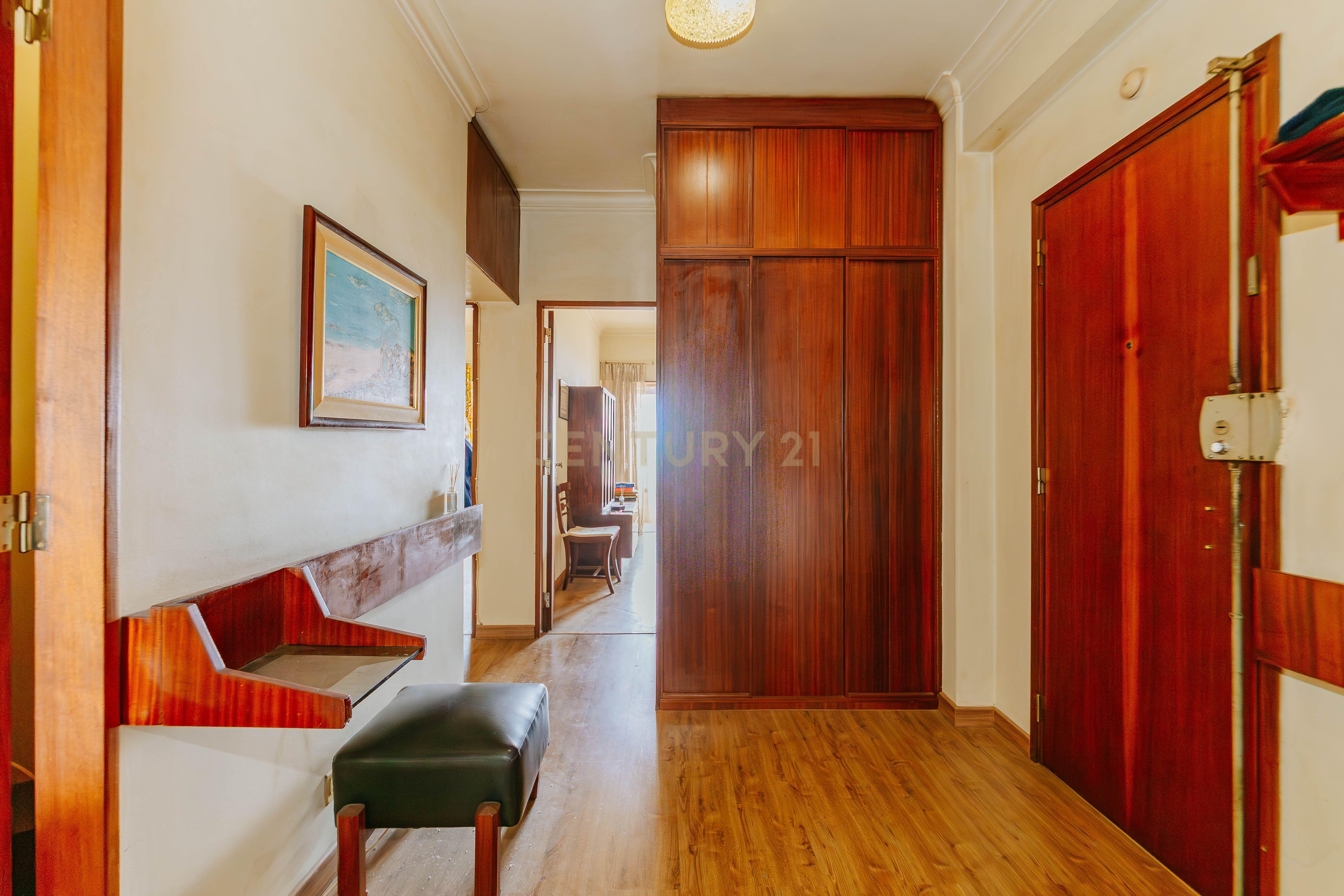 Fotografia 11 de Apartamento T3 em Almada, Parcialmente remodelado, Vista Rio.
