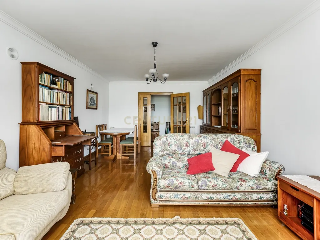 Apartamento T3 em Belas com 133m2 e box para uma viatura - Image 5