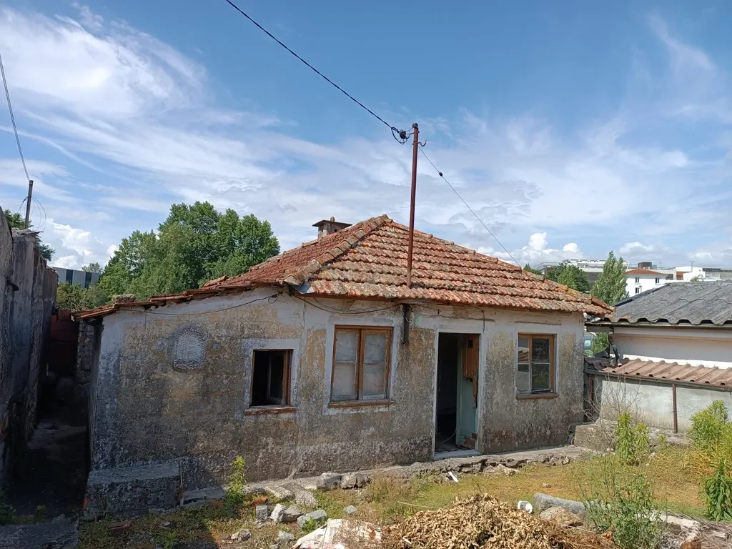 Moradia/ruína térrea em Santo Tirso com vista para o Parque de Geão - Image 1