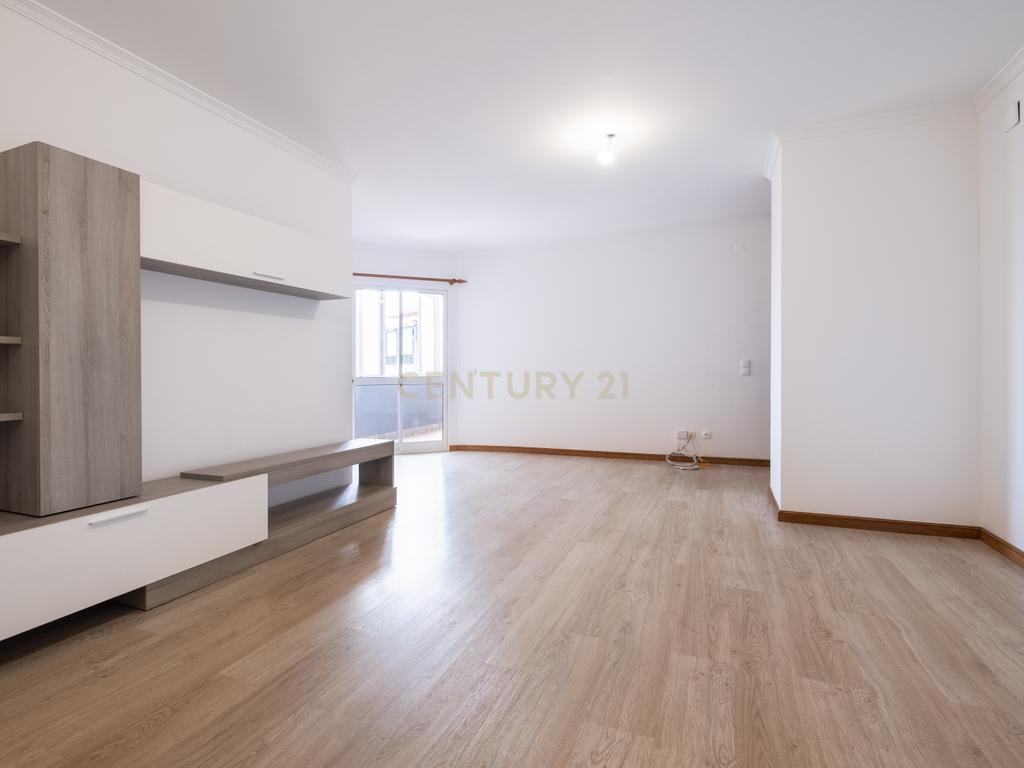 Apartamento T2 para Arrendamento – Centro do Funchal, Ilha da Madeira - Image 3