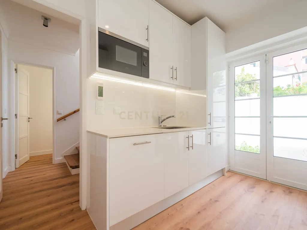 Moradia T3 + 1 Renovada com Jardim e Piscina em Penha de França, Lisboa - Image 30