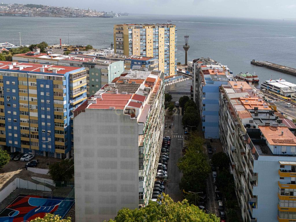 T3 Totalmente Remodelado com Vista Rio | Cacilhas, Almada - Image 28