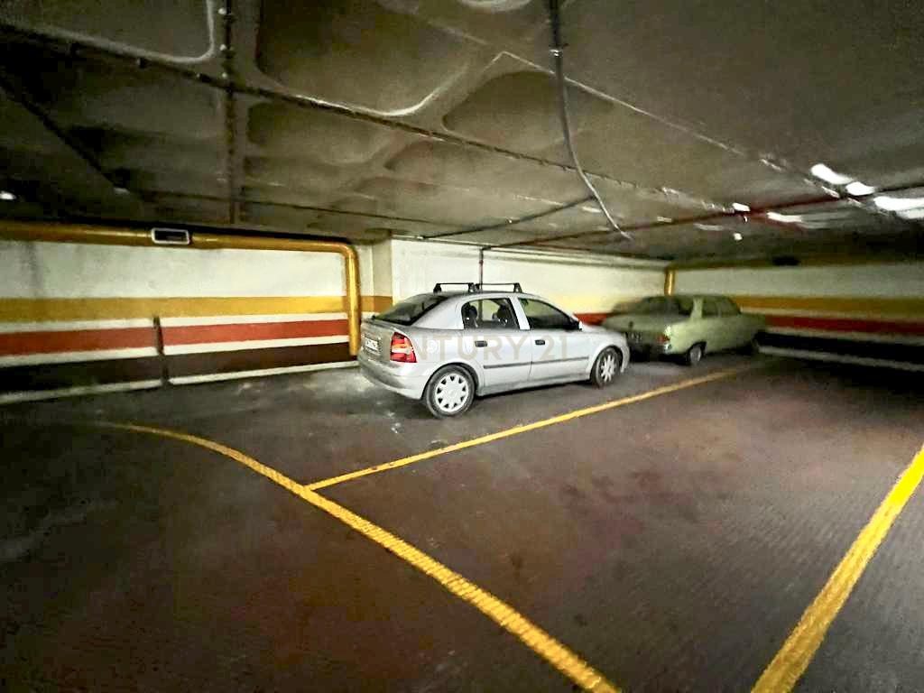 2 LUGARES DE ESTACIONAMENTO NA AV. JOÃO XXI NO EDIFÍCIO VIA VENETTO EM FRENTE À SEDE DA CGD COM ACESSO PELAS ESCADAS DO PRÉDIO - Image 19