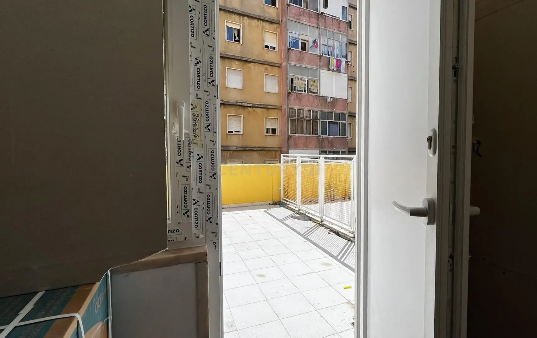 Fotografia 6 de T2 em Fase de Conversão com Logradouro e Garagem Box | Encosta do Sol – Amadora