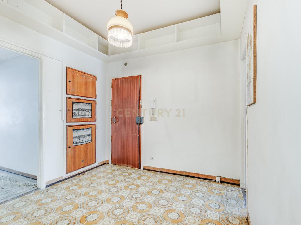 Apartamento T4 com Boas Áreas - Prt Av. Cidade Lourenço Marques - Olivais - Image 9