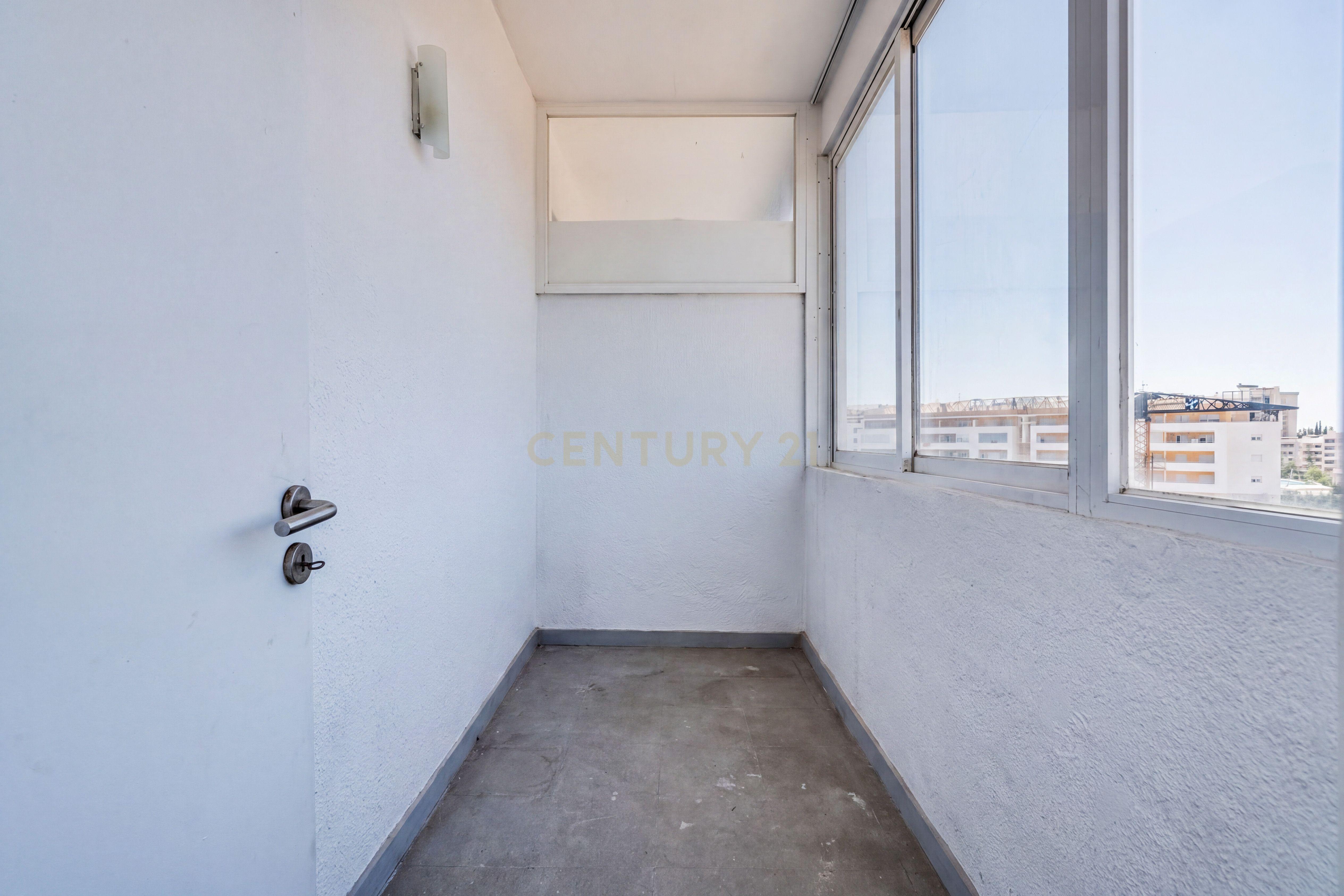Fotografia 12 de T1 Remodelado com Vista Panorâmica sobre o Rio, Cidade e Serra | Portimão