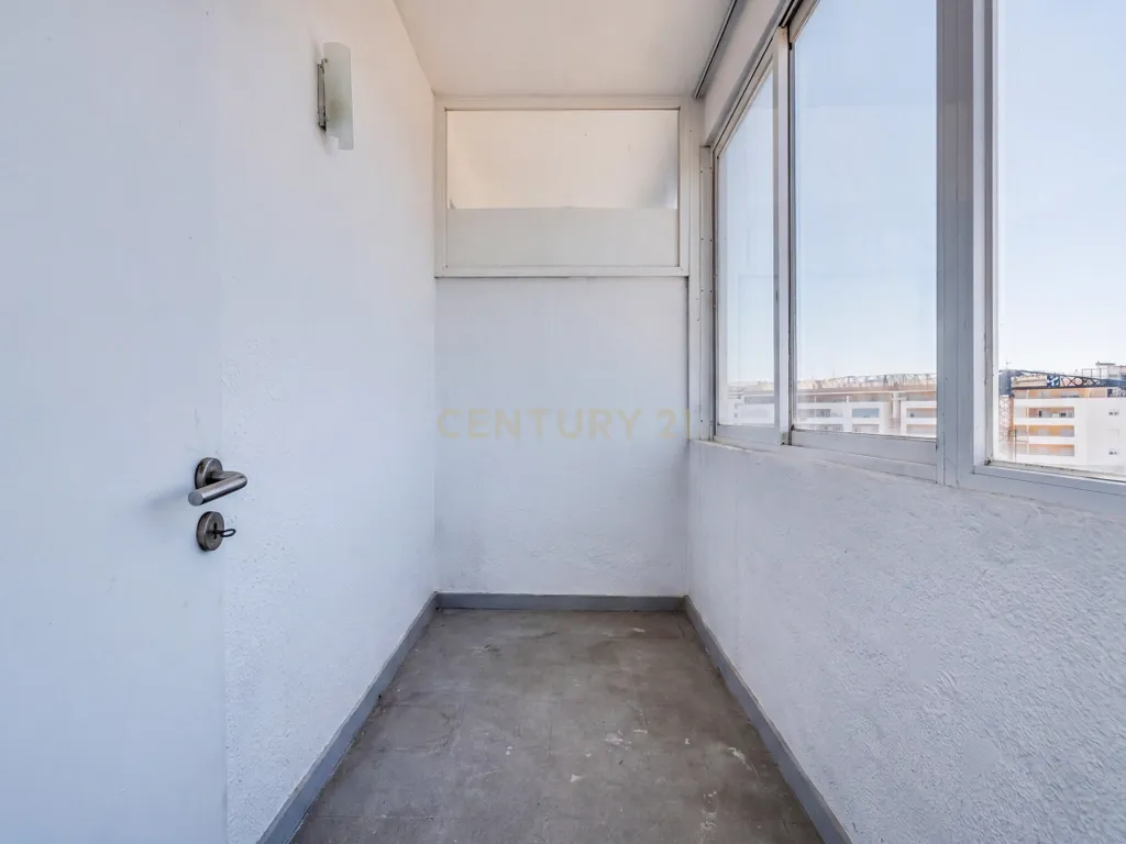 T1 Remodelado com Vista Panorâmica sobre o Rio, Cidade e Serra | Portimão - Image 12