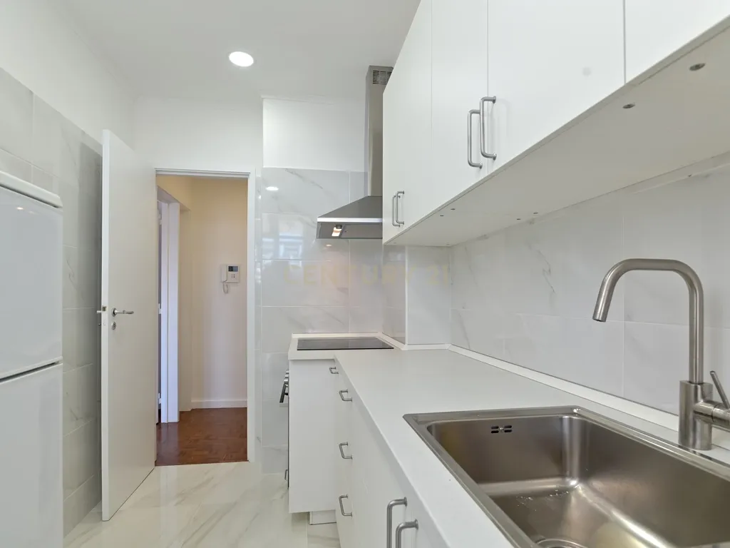 * RESERVADO * Apartamento T2 renovado para arrendamento em São Domingos de Benfica, Lisboa - Image 17