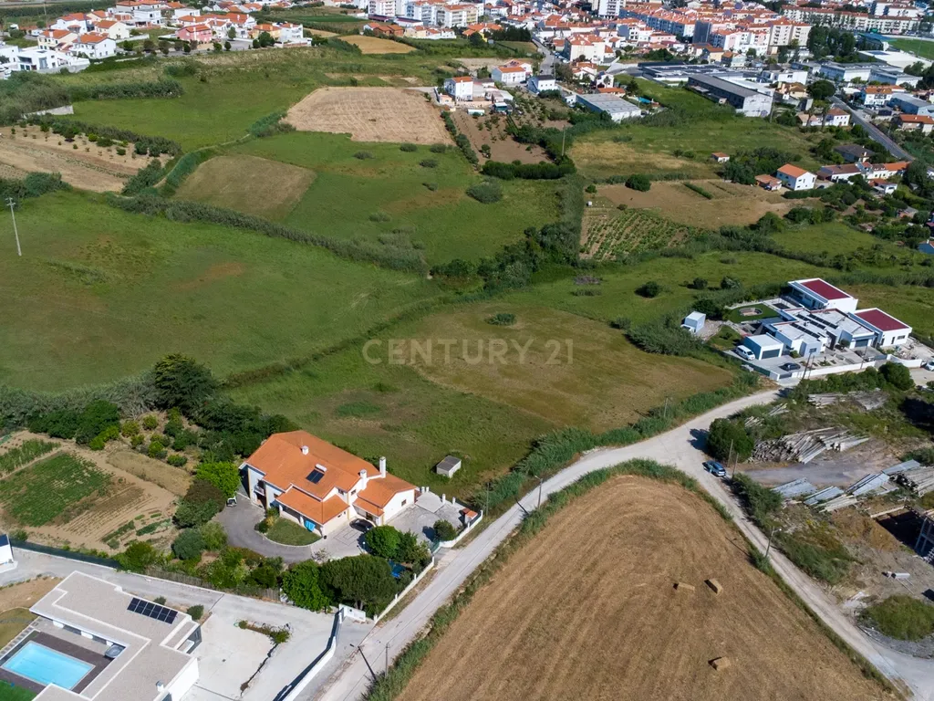 Terreno Urbanizável para Construção com 7.880 m² | Índice de Construção de 80% no Centro da Lourinhã - Image 2
