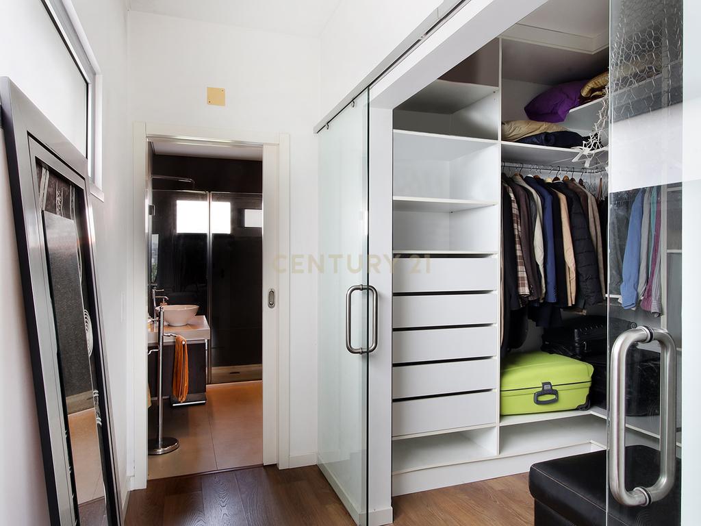 Moradia Isolada T4 Moderna com Piscina Privada, Jardim e Garagem Ampla na Pontinha - Image 30