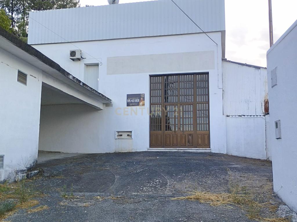 Armazém com 944 m² junto à estação de comboios de Tomar - Image 3