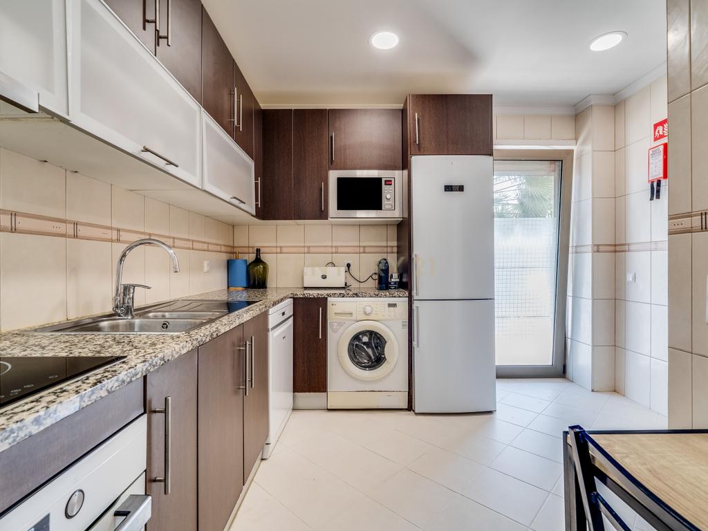 Moradia T2+1 geminada | Piscina - Garagem | Localização: Ferreiras, Centro - Image 12