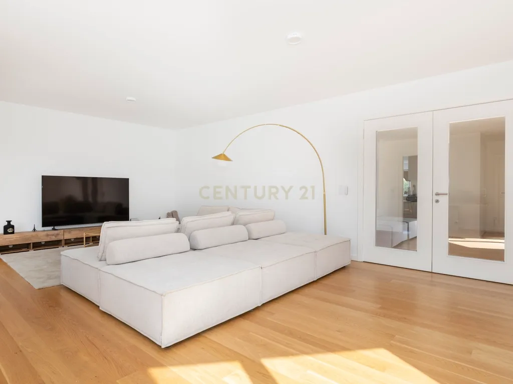 Moradia T5 de Luxo com Piscina, Ginásio, Sauna e Garrafeira em Birre, Cascais - Image 9
