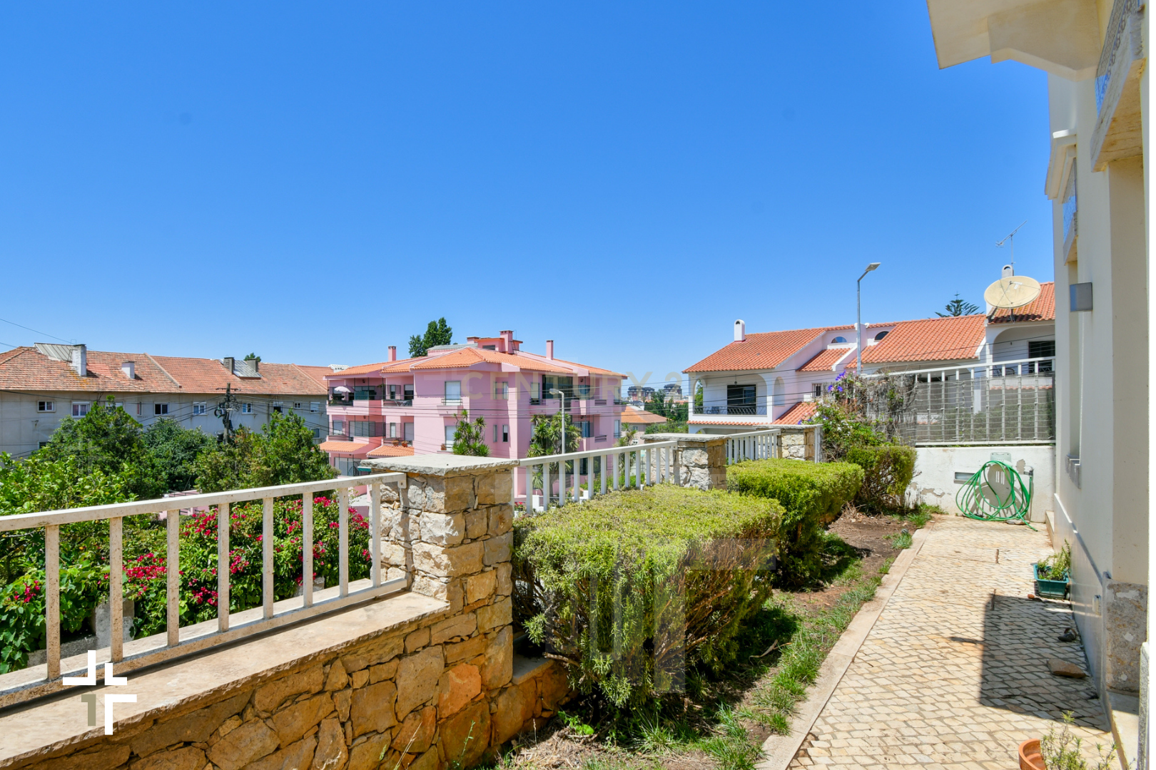 Fotografia 5 de T3+1 Duplex em Moradia Bifamiliar | São Pedro do Estoril