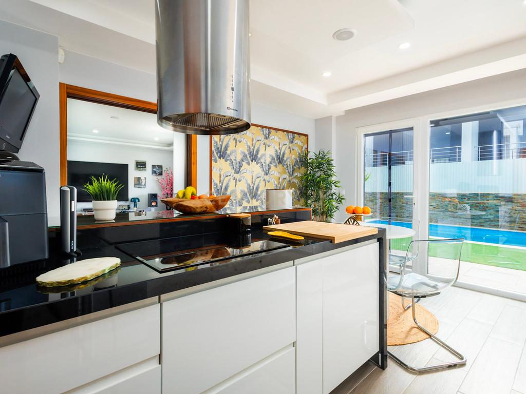 Moradia Moderna com Piscina e Acabamentos de Excelência na Marisol - Image 12