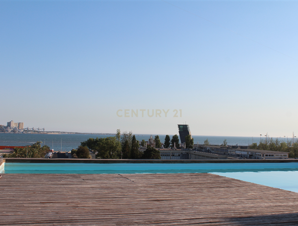 Fotografia 2 de 🌊 Apartamento T3 Duplex de Luxo em Algés | Vista Rio, Fachada em Vidro e Piscina no Rooftop