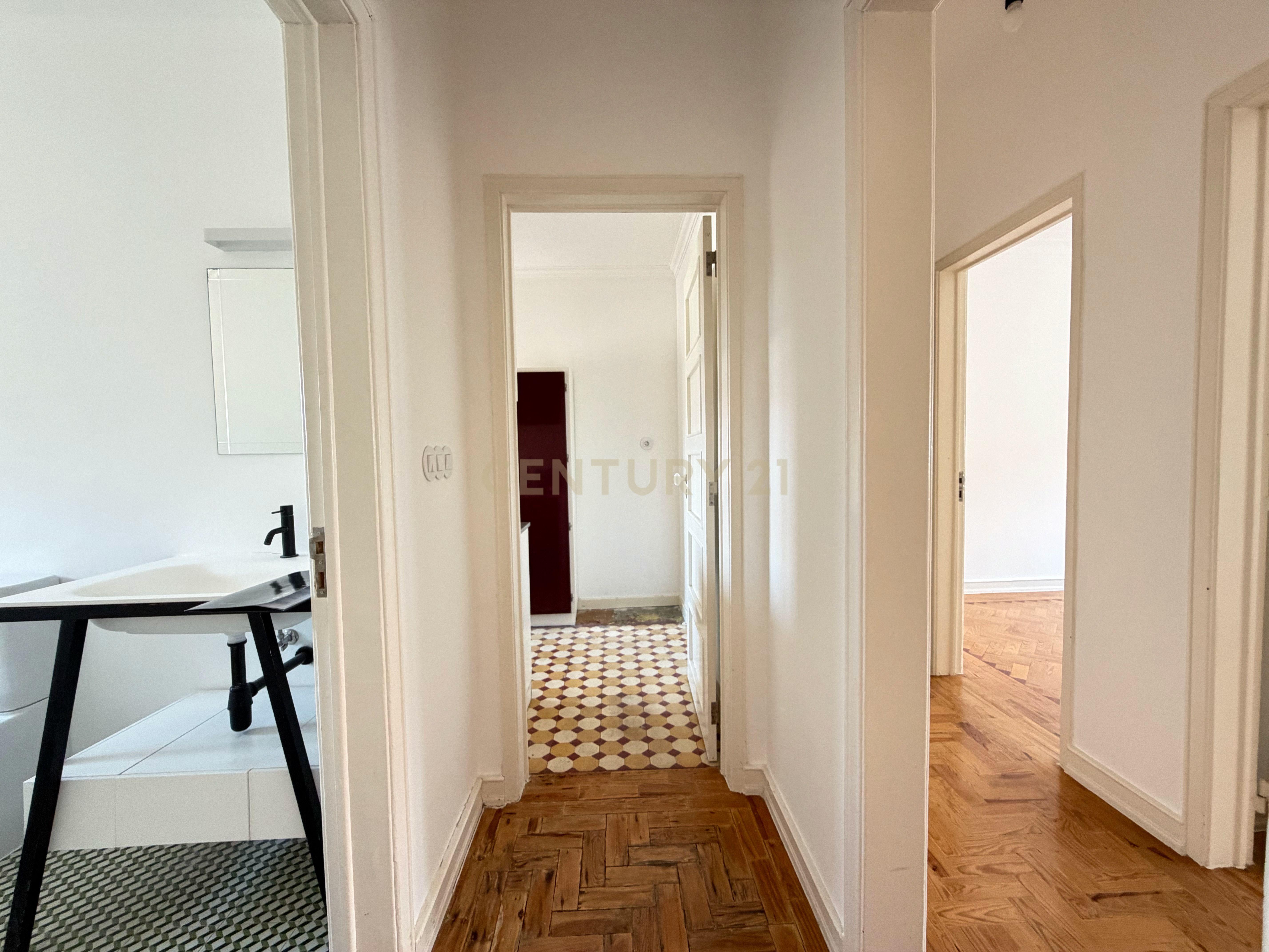 Fotografia 4 de T2 renovado e pronto a habitar | Picheleira – Beato