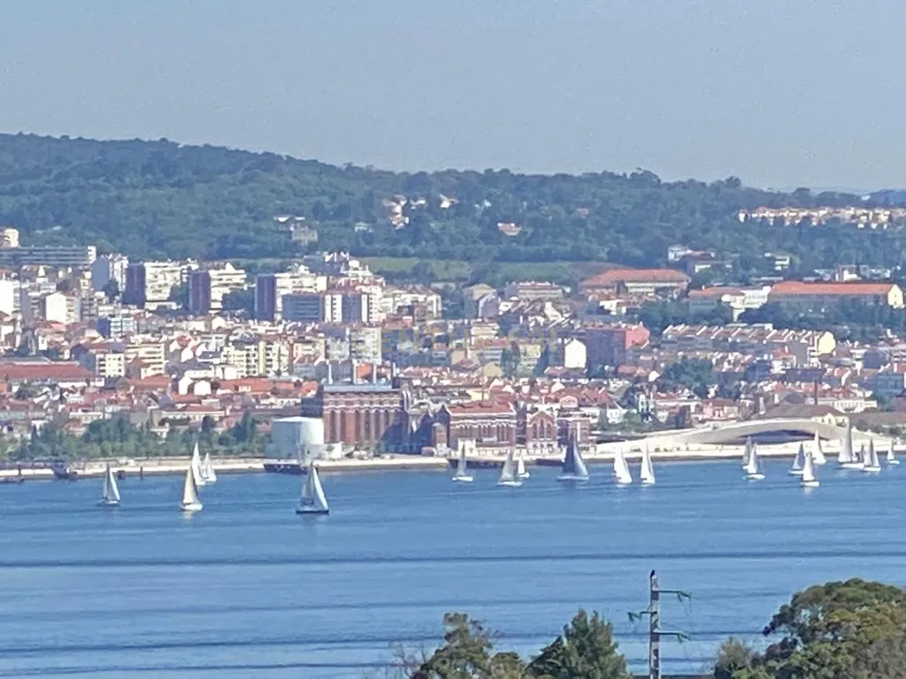 Apartamento T2 com Vista Fantástica sobre o Rio Tejo, Estacionamento e Arrecadação – Caparica, Almada - Image 31