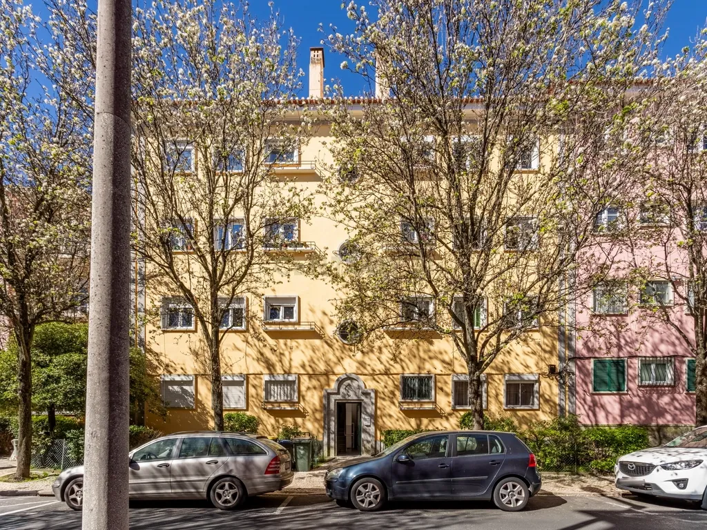 Apartamento T2 transformado em T3 com charme único em Alvalade - Image 28