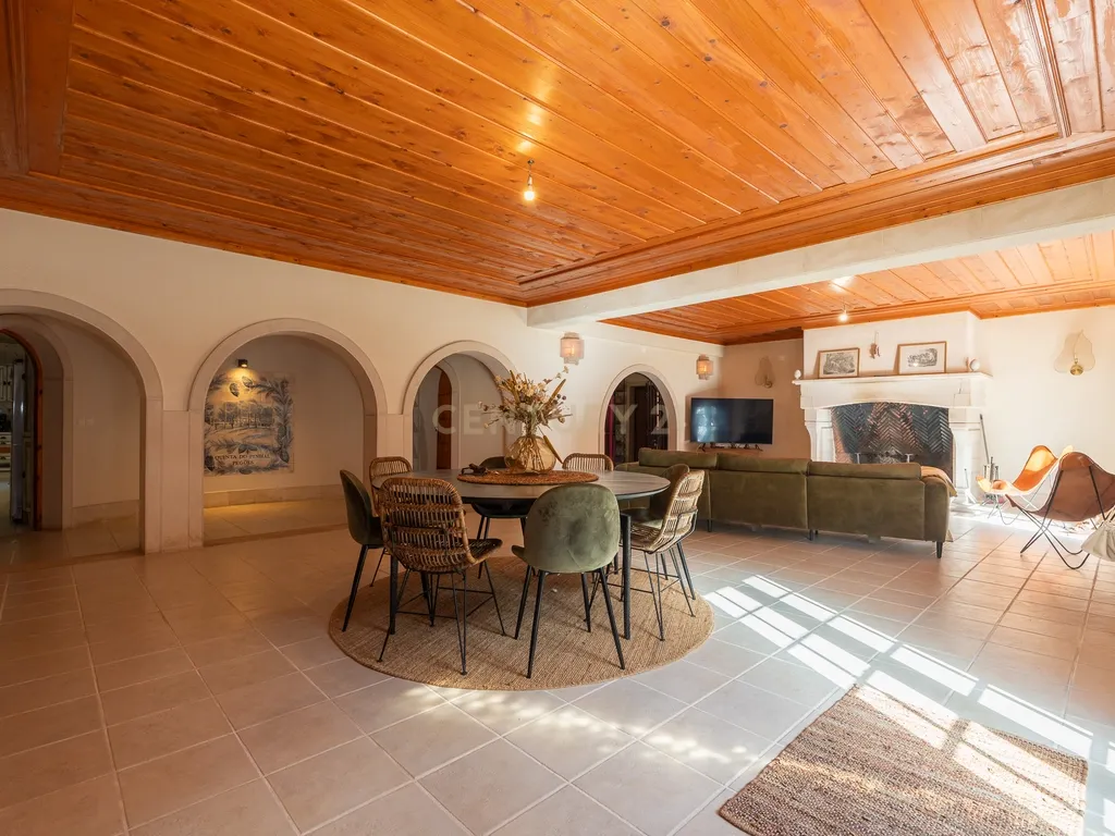 Fabulosa Quinta com lote de terreno de 22.381 m2, onde se encontra inserida uma moradia composta por dois pisos, com uma área bruta de 623 m2, uma área útil de 304 m2 e uma área bruta dependente de 319 m2, localizada em Santo Isidro de Pegões, na zona de Pegões, a pouca distância das belas praias de Setúbal. - Image 20