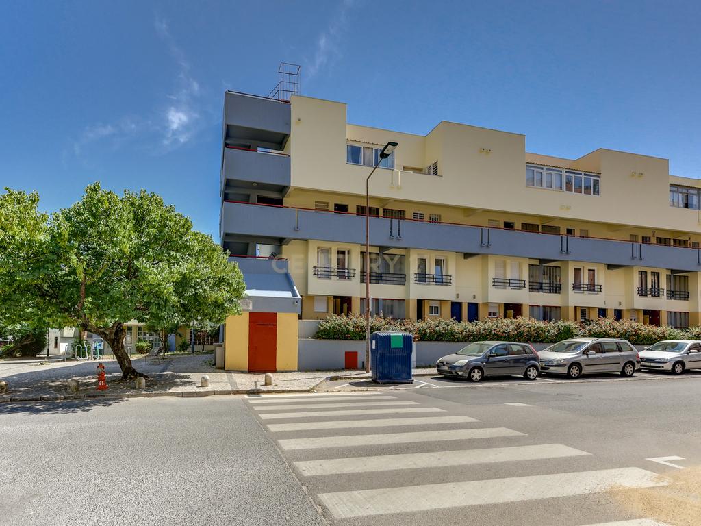 Apartamento T4 Duplex no coração de Telheiras - Image 32