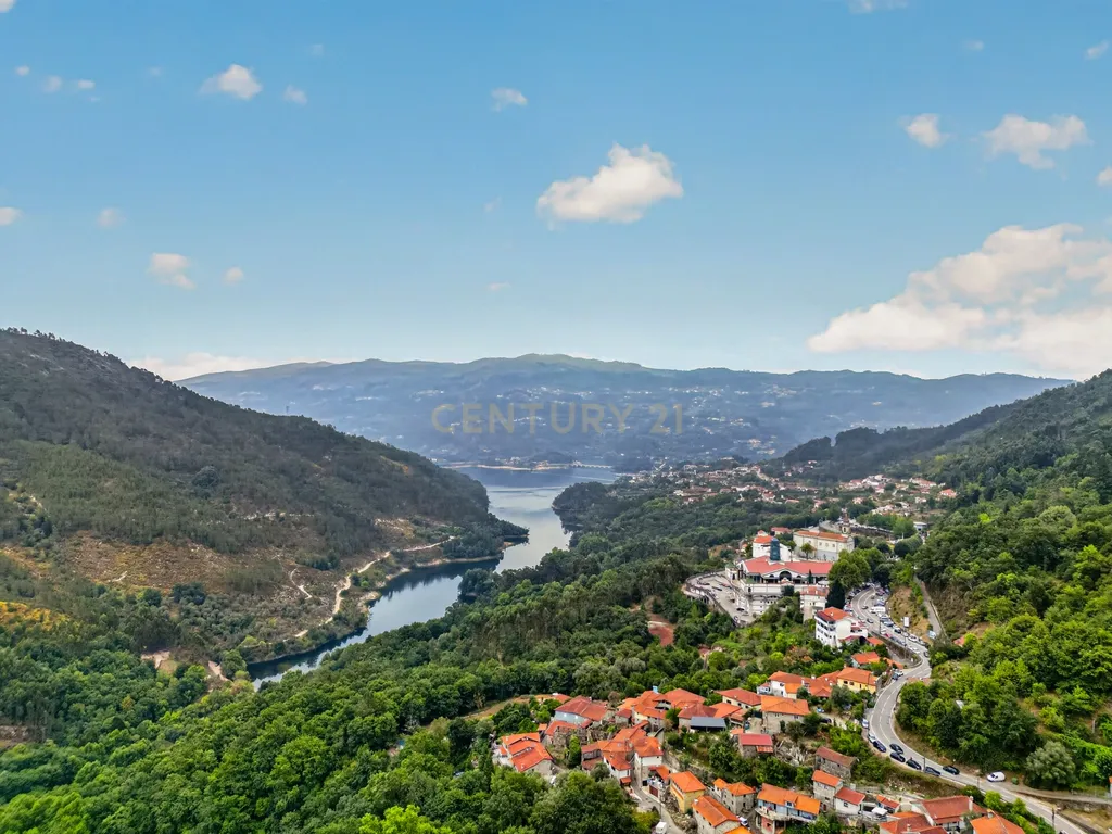 Investimento Raro no Gerês – Propriedade com 3 Apartamentos Independentes e Vista Deslumbrante para a Albufeira da Caniçada - Image 5
