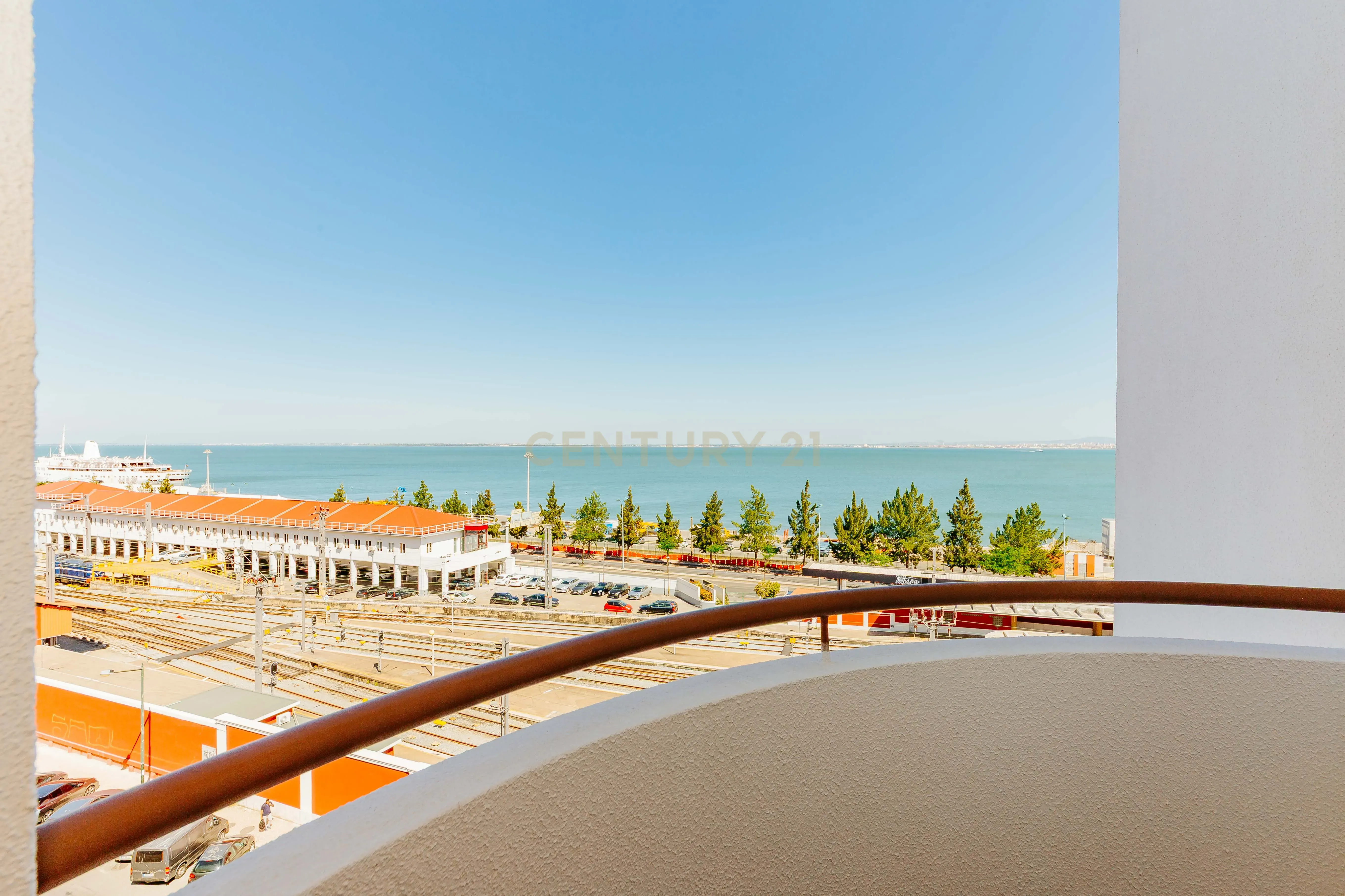 Apartamento T3 Renovado com Vista Rio em Santa Apolónia – Viva no Coração de Lisboa - Image 28