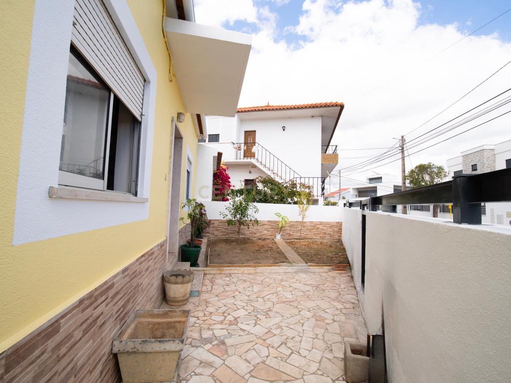 Moradia T2 Renovada, com 119 m² de Logradouro - Image 25