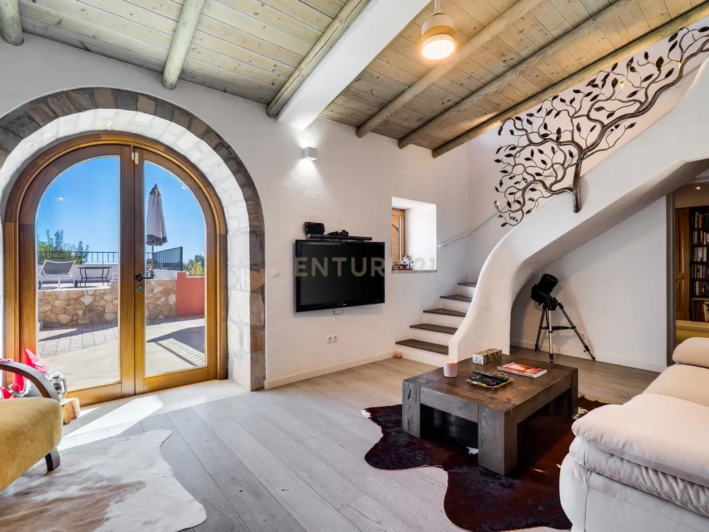 Propriedade com três habitações, piscina aquecida e sauna, num terreno de 10.000 m² - Image 13