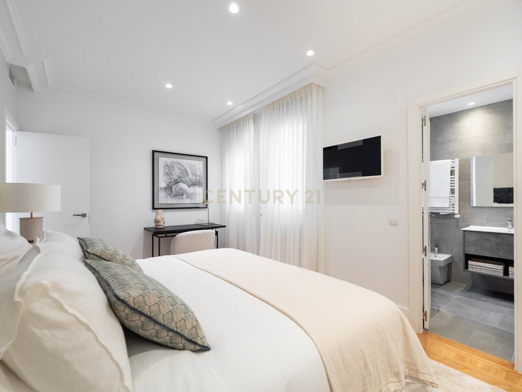 APARTAMENTO RENOVADO COM MOLDURAS E VARANDAS - Image 20