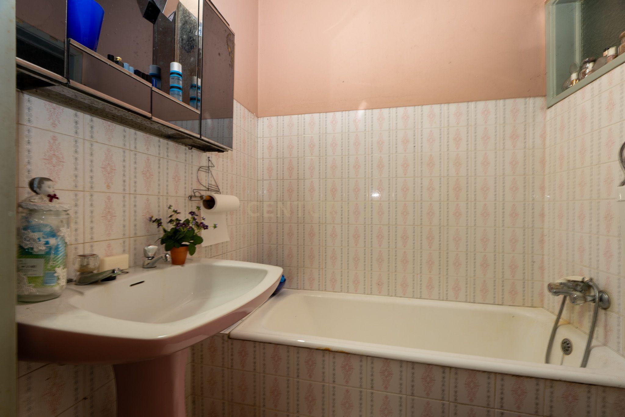 Apartamento de tipologia T3, com cerca de 115 m2, 2 WC, despensa, localizado numa das artérias principais da cidade de Odivelas, mais concretamente na Rua Professor Dr. Augusto Abreu Lopes. - Image 26