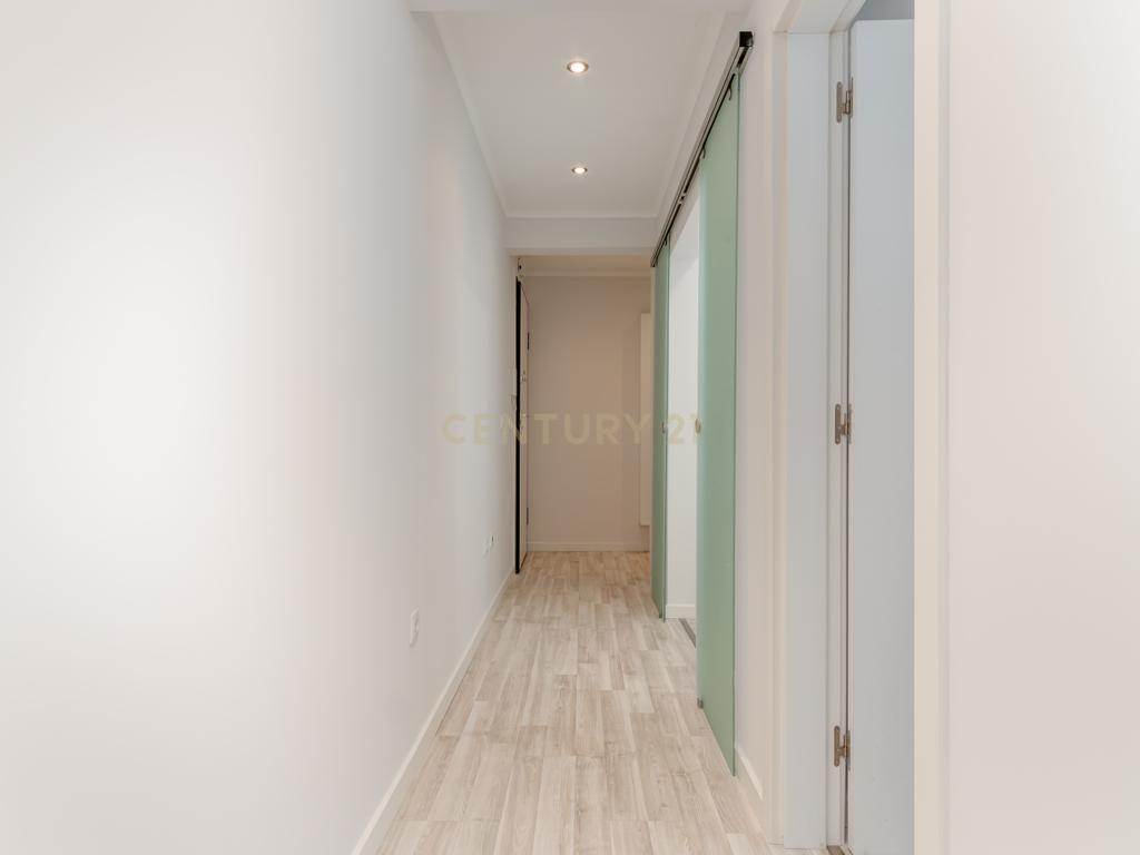 Apartamento Renovado T2 em São Vicente, Lisboa - Image 13