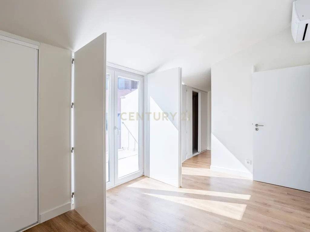 Duplex T3 para Venda, em Campolide – Pé-Direito Duplo, Terraço e Classe Energética A | 940.000 € - Image 28