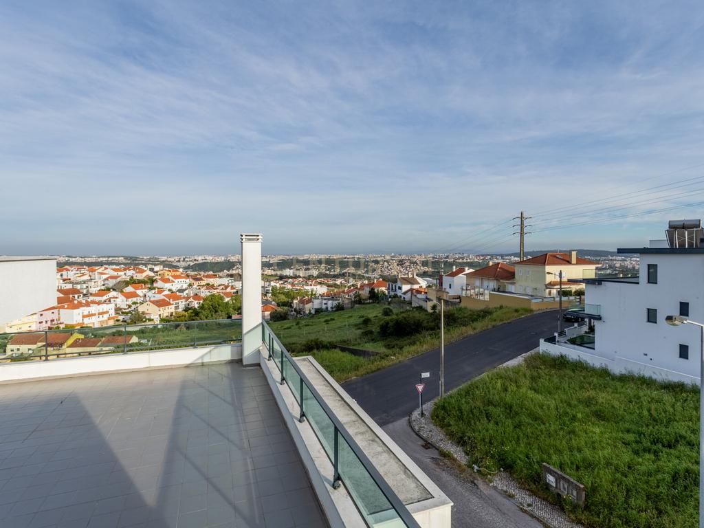 Luxuosa Moradia T5 em Odivelas com Vista Panorâmica - Image 28