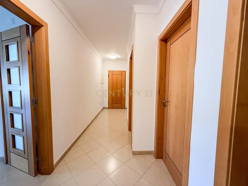 Espaçoso apartamento T2 com varanda em Armação de Pêra, Silves. - Image 4