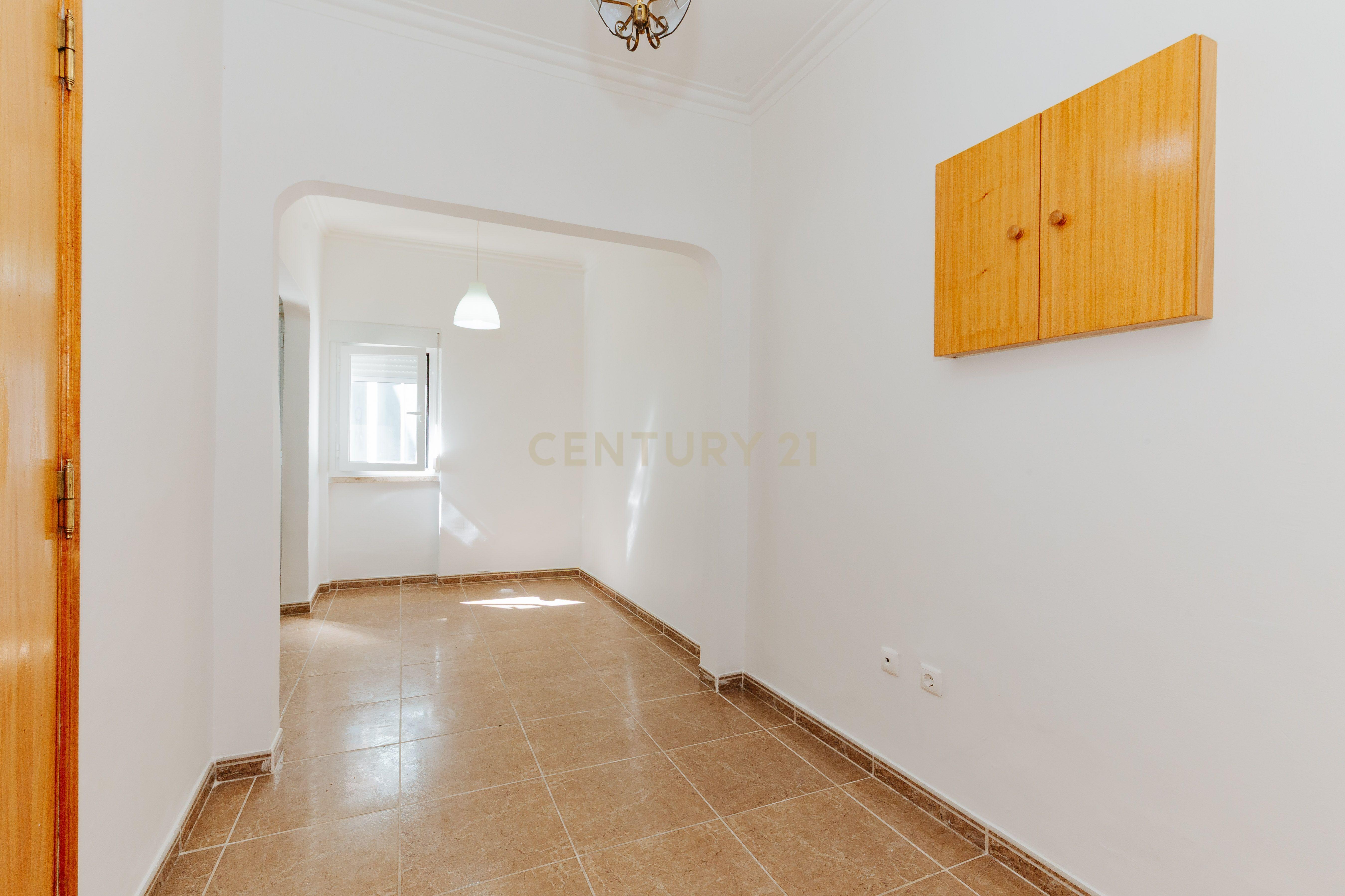 Fotografia 7 de Apartamento T1 situado no Prior Velho, em excelentes condições.