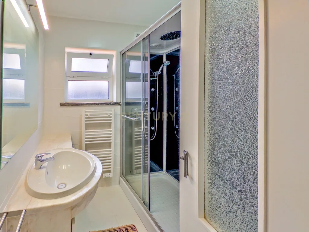 Apartamento T3 totalmente renovado na baixa de Olhão - Image 14