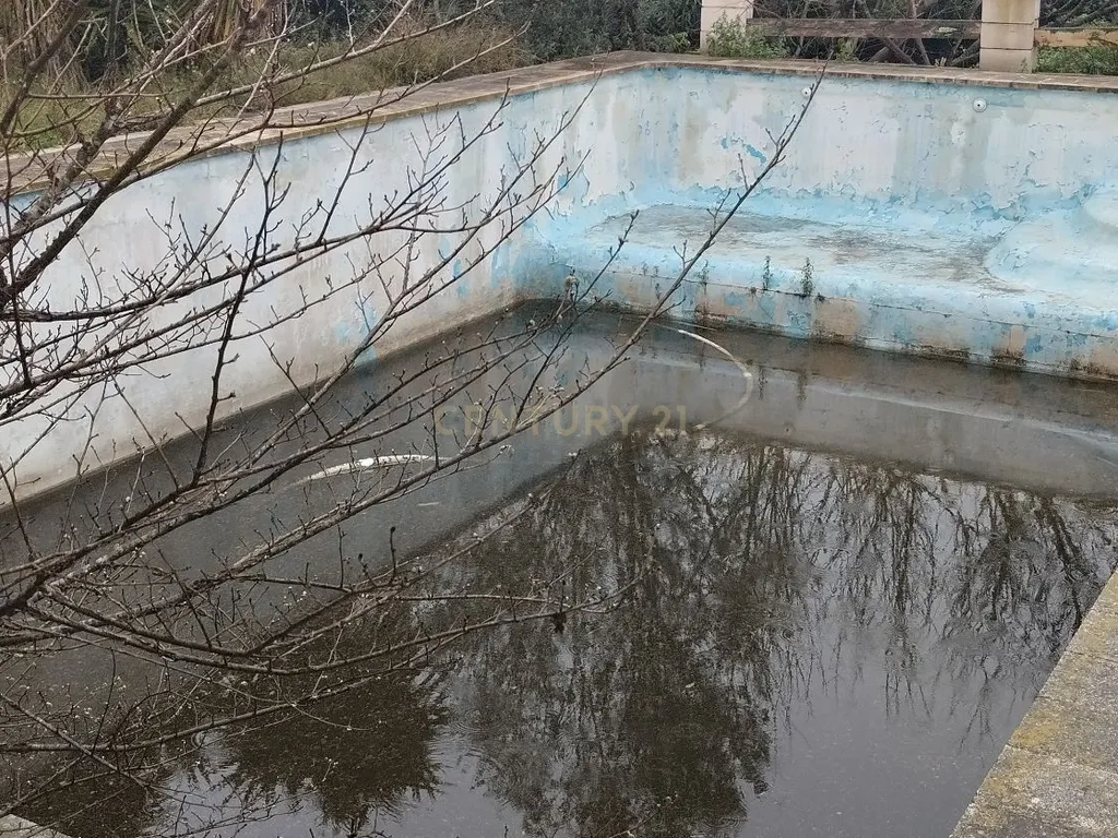 Imóvel ocupado em Torrent: moradia com piscina e alto potencial. - Image 19