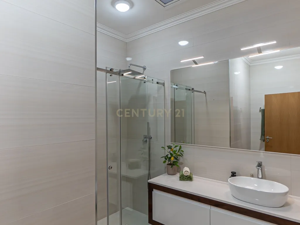 Fantástica moradia T4 de Luxo com piscina em Valongo - Image 31