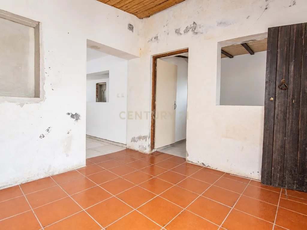 Moradia T5 com 3 suites, espaço exterior a 3 km da praia - Image 19
