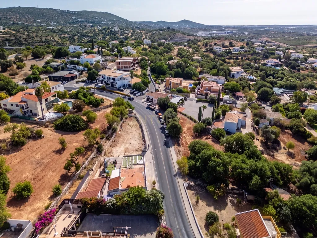 Moradia contemporânea em reconstrução em Vale Formoso, Loulé - Image 18