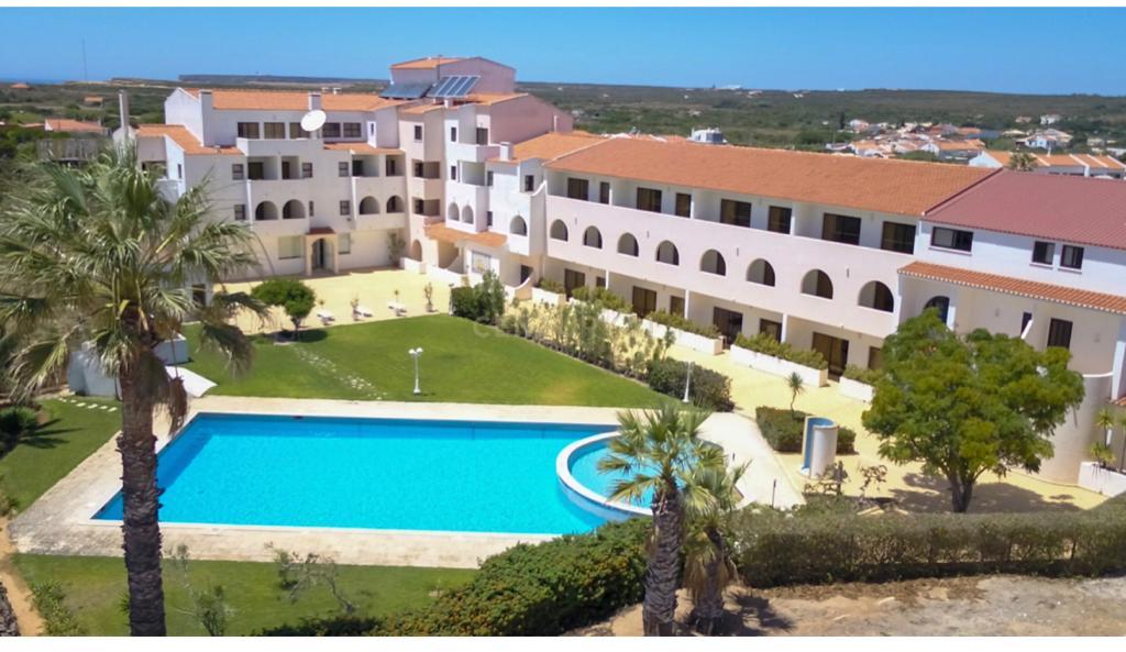 Apartamento T2 Mobilado Condomínio Fechado - Sagres. - Image 4