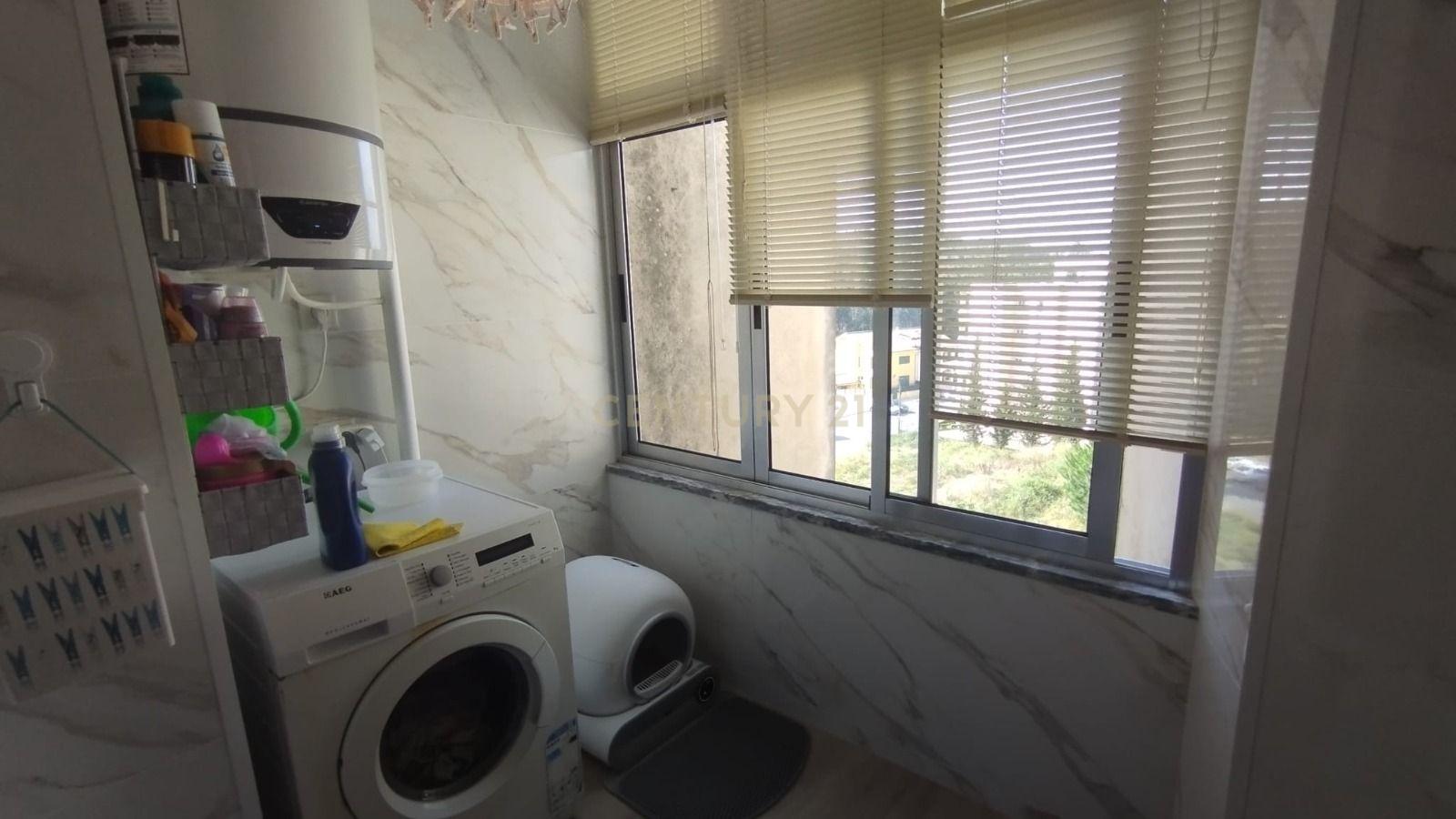 Fotografia 5 de Apartamento T3 em muito bom estado com box, Valbom