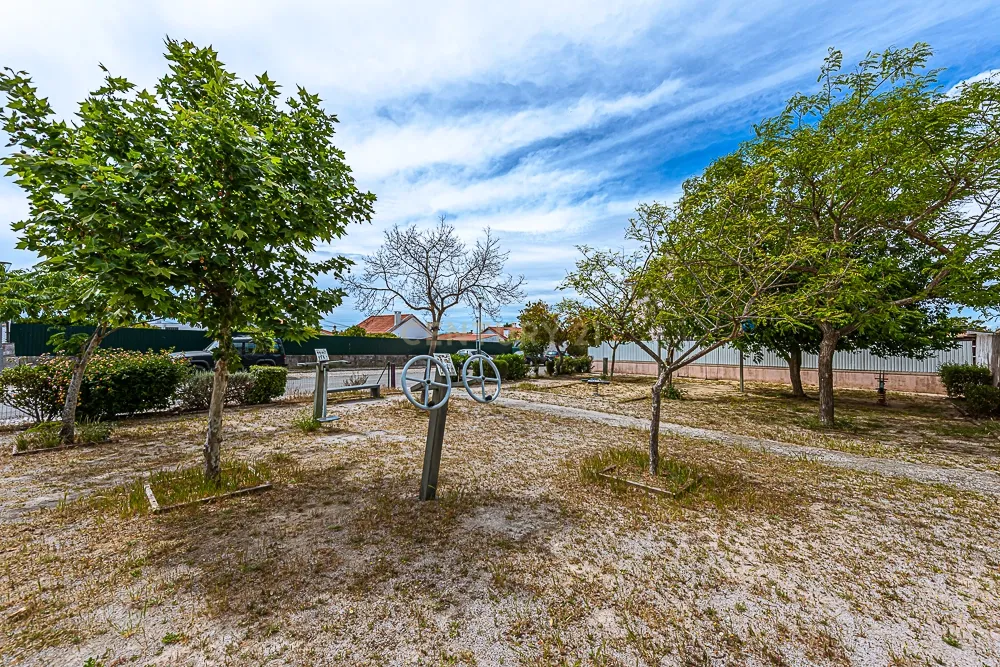 Moradia T3+1 com Garagem em Cabanas - Image 33