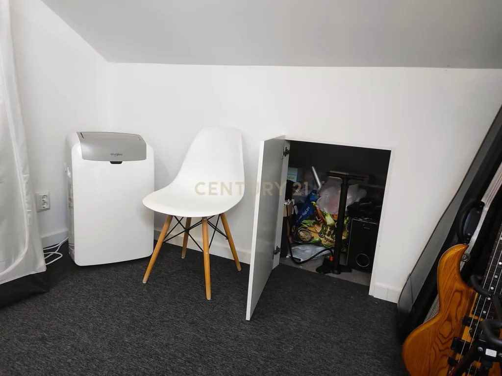 Apartamento T2 com arrecadação, renovado, no centro de Almada - Image 16