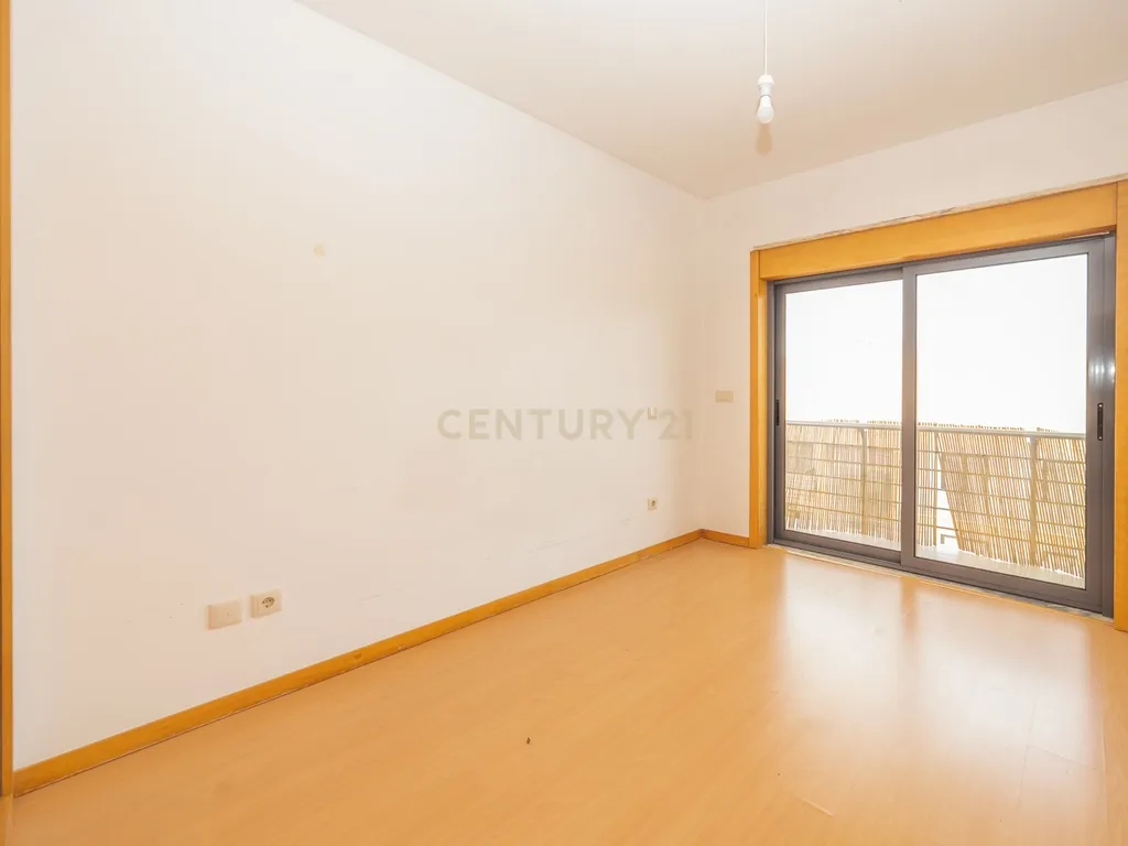 Apartamento T3 com Duas Varandas e Dois Lugares de Estacionamento, na Vila Serena, Pinhal Novo - Image 35