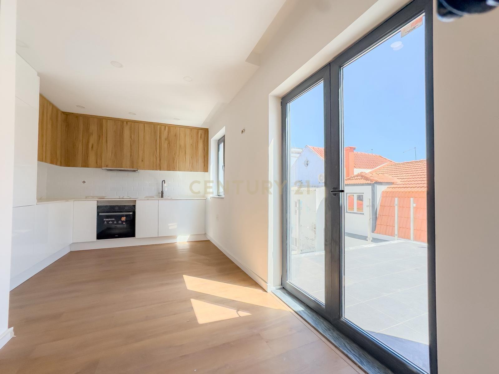 Fotografia 5 de Apartamento Duplex T5 Novo com Terraço na Cova da Piedade